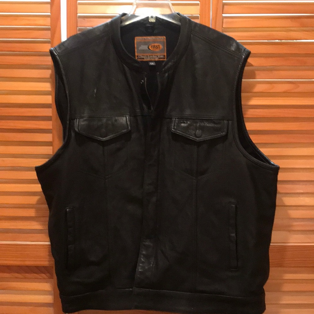 ⚜️Mens Black Leather Vest! - Picture 1 of 6